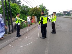 Pemotor Tewas Terlindas Usai Gagal Salip Truk di Arteri Jombang