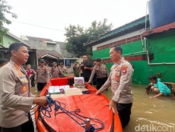 TNI-Polri Bagikan Makanan ke Warga Korban Banjir 1,5 Meter Sawangan Depok