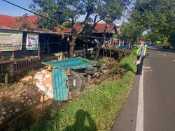 Truk Angkut Jagung di Maros Jatuh ke Saluran Irigasi gegara Sopir Tertidur
