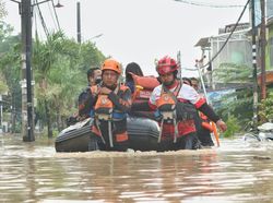 Video Momen Evakuasi Korban Banjir di Bekasi, Digendong Lewat Atap Rumah