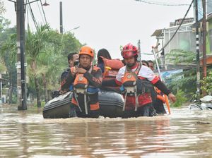 Video Momen Evakuasi Korban Banjir di Bekasi, Digendong Lewat Atap Rumah Video Momen Evakuasi Korban Banjir di Bekasi, Digendong Lewat Atap Rumah
