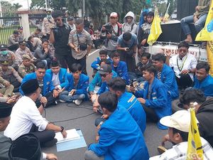 Paripurna Sertijab Wali Kota Tasikmalaya Diwarnai Demo Mahasiswa Paripurna Sertijab Wali Kota Tasikmalaya Diwarnai Demo Mahasiswa