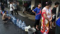 Warga Bogor Antre Distribusi Air Bersih Gegara Pipa Suplai Bocor