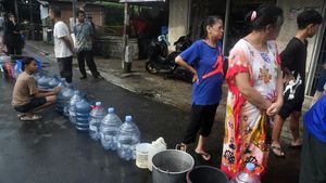 Warga Bogor Antre Distribusi Air Bersih Gegara Pipa Suplai Bocor