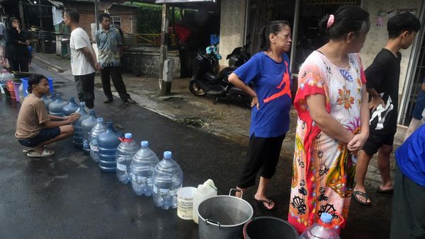 Warga Bogor Antre Distribusi Air Bersih Gegara Pipa Suplai Bocor