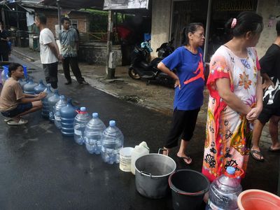 Warga Bogor Antre Distribusi Air Bersih Gegara Pipa Suplai Bocor