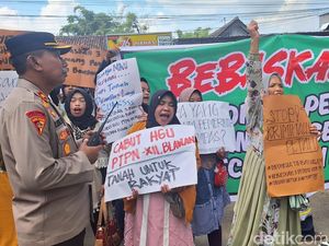 Warga Gelar Demo Beri Dukungan Moral Rekan yang Disidang di PN Bondowoso Warga Gelar Demo Beri Dukungan Moral Rekan yang Disidang di PN Bondowoso