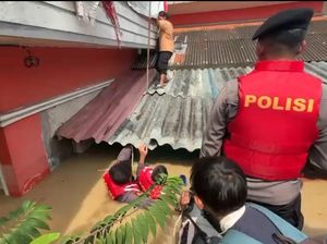 Banjir 3 Meter di Jatiasih Bekasi, Warga yang Terjebak Naik Genteng Rumah