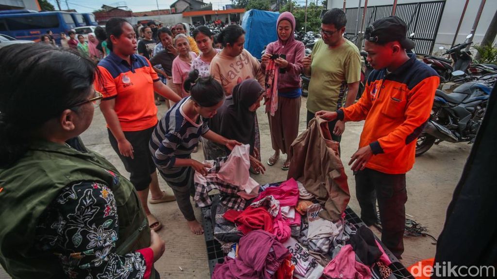 Warga Terdampak Banjir PGP Bekasi Antre Baju Laik Pakai Warga Terdampak Banjir PGP Bekasi Antre Baju Laik Pakai