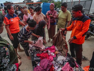 Warga Terdampak Banjir PGP Bekasi Antre Baju Laik Pakai