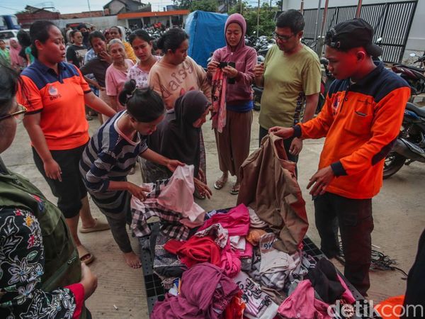 Warga Terdampak Banjir PGP Bekasi Antre Baju Laik Pakai