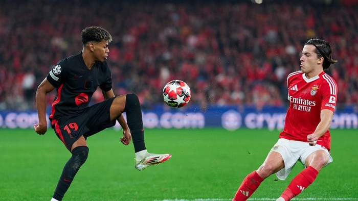 LISBON, PORTUGAL - JANUARY 21: Lamine Yamal of FC Barcelona competes for the ball with Alvaro Carreras of SL Benfica during the UEFA Champions League 2024/25 League Phase MD7 match between SL Benfica and FC Barcelona at Estadio Da Luz on January 21, 2025 in Lisbon, Portugal. (Photo by Pedro Salado/Getty Images)