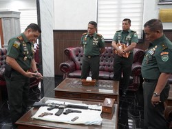 Warga Aceh Selatan Serahkan 4 Senjata Api Sisa Konflik ke TNI