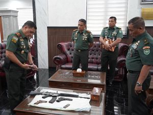 Warga Aceh Selatan Serahkan 4 Senjata Api Sisa Konflik ke TNI Warga Aceh Selatan Serahkan 4 Senjata Api Sisa Konflik ke TNI