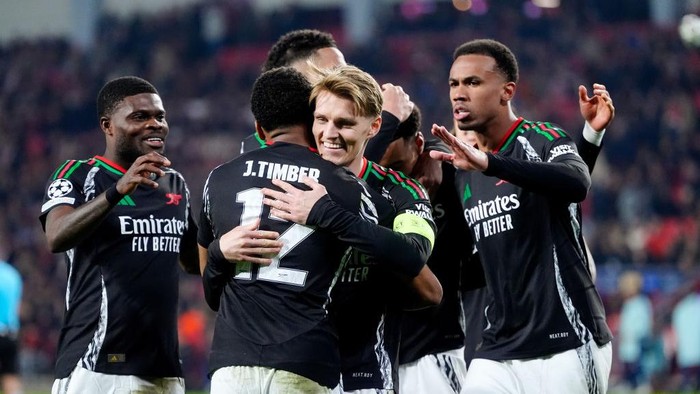 EINDHOVEN, NETHERLANDS - MARCH 4: Martin Odegaard of Arsenal celebrates 1-4 with Thomas Partey of Arsenal, Jurrien Timber of Arsenal, Gabriel of Arsenal  during the UEFA Champions League  match between PSV v Arsenal at the Philips Stadium on March 4, 2025 in Eindhoven Netherlands (Photo by Geert van Erven/Soccrates/Getty Images)