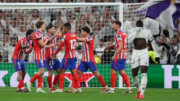 Soccer Football - Champions League - Round of 16 - First Leg - Real Madrid v Atletico Madrid - Santiago Bernabeu, Madrid, Spain - March 4, 2025 Atletico Madrids Julian Alvarez celebrates scoring their first goal with teammates REUTERS/Violeta Santos Moura