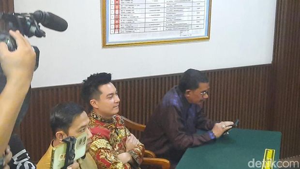 Baim Wong saat menghadiri sidang perceraian dengan Paula Verhoeven di Pengadilan Agama Jakarta Selatan pada Rabu (5/3/2025).