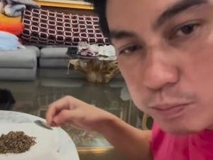 Video: Sederet Artis yang Terdampak Banjir, Baim Wong Sahur di Tengah Genangan Air Video: Sederet Artis yang Terdampak Banjir, Baim Wong Sahur di Tengah Genangan Air