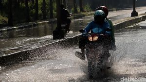Jalan Menuju Stadion GBLA dan Stasiun Kereta Cepat Terendam Banjir