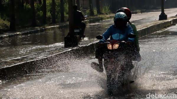 Jalan Menuju Stadion GBLA dan Stasiun Kereta Cepat Terendam Banjir