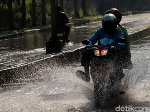 Jalan Menuju Stadion GBLA dan Stasiun Kereta Cepat Terendam Banjir
