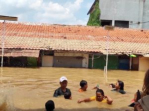 Video: Banjir di Pengadegan Jaksel Masih Tinggi Siang Ini Video: Banjir di Pengadegan Jaksel Masih Tinggi Siang Ini