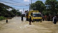 Banjir Lumpuhkan Jalan Gabus Raya Bekasi