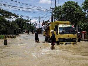 Banjir Lumpuhkan Jalan Gabus Raya Bekasi