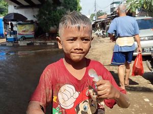 Video: Banjir Surut, Warga Rawajati Jaksel Berburu Ikan Video: Banjir Surut, Warga Rawajati Jaksel Berburu Ikan