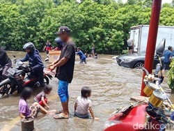 Dilema Pak Azan: Anak Ingin Main Air Walau Rumah Tak Kebanjiran