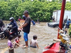 Dilema Pak Azan: Anak Ingin Main Air Walau Rumah Tak Kebanjiran Dilema Pak Azan: Anak Ingin Main Air Walau Rumah Tak Kebanjiran