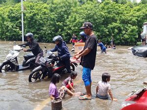 Bapak Sayang Anak, Temani Main Air di Jakbar Padahal Rumah Tak Kebanjiran