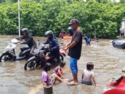 Bapak Sayang Anak, Temani Main Air di Jakbar Padahal Rumah Tak Kebanjiran