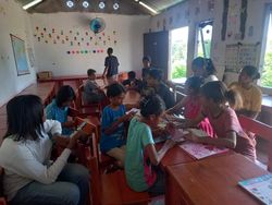 Inspirasi dari Sikka: Bripka Vinsen Berjuang untuk Pendidikan Lewat Rumah Belajar