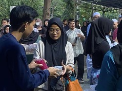 Antusiasme Mahasiswa ITS Serbu Takjil Gratis di Kampus Selama Ramadan