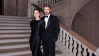 Gaya Elegan David dan Victoria Beckham Kencan di Museum Louvre Paris