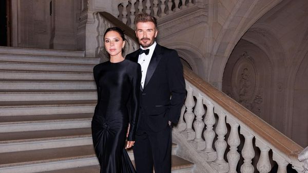 Gaya Elegan David dan Victoria Beckham Kencan di Museum Louvre Paris