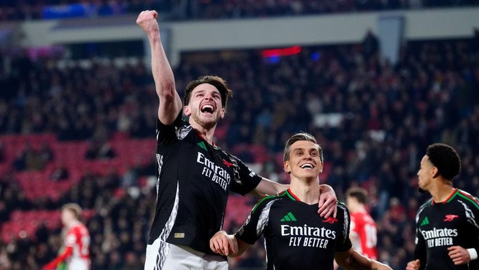EINDHOVEN, NETHERLANDS - MARCH 4: Leandro Trossard of Arsenal celebrates 1-5 with  Declan Rice of Arsenal , Ethan Nwaneri of Arsenal  during the UEFA Champions League  match between PSV v Arsenal at the Philips Stadium on March 4, 2025 in Eindhoven Netherlands (Photo by Geert van Erven/Soccrates/Getty Images)