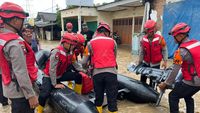 Potret Brimob Terobos Banjir, Evakuasi Warga di Bogor dan Bekasi