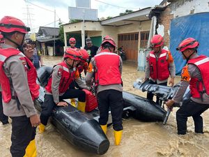 Potret Brimob Terobos Banjir, Evakuasi Warga di Bogor dan Bekasi