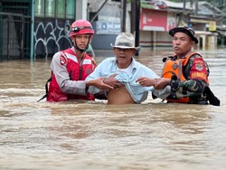 Video Kakorpolairud Polri: Ketinggian Air di Babelan Masih Sekitar 4 Meter