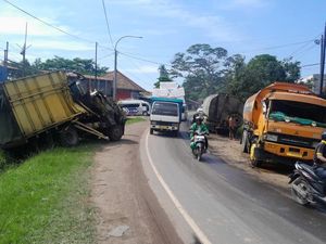 Truk Adu Banteng di Jambi, Sopir dan Kernet Terluka Truk Adu Banteng di Jambi, Sopir dan Kernet Terluka