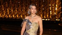 Foto: Perubahan Dramatis Rambut Gigi Hadid, Stunning dengan Warna Silver