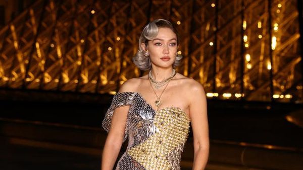 Foto: Perubahan Dramatis Rambut Gigi Hadid, Stunning dengan Warna Silver