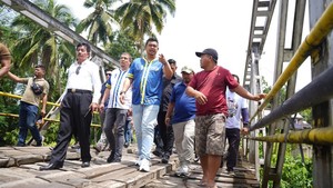 Gubsu Bobby Sempat Tinjau Jembatan yang Ambruk di Nias Barat Saat Kampanye