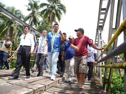 Gubsu Bobby Sempat Tinjau Jembatan yang Ambruk di Nias Barat Saat Kampanye