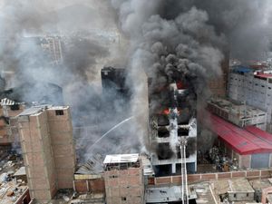 Gudang di Lima Peru Terbakar, Asap Mengepul