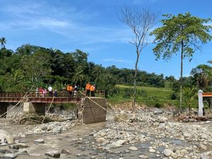 Luapan Sungai Cipamingkis Bogor Bikin Akses Terputus, 1 Kampung Terisolasi Luapan Sungai Cipamingkis Bogor Bikin Akses Terputus, 1 Kampung Terisolasi