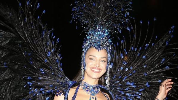 8 Gaya Seksi Irina Shayk dengan Kostum Gemerlap di Karnaval Rio De Janeiro