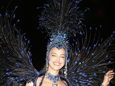 8 Gaya Seksi Irina Shayk dengan Kostum Gemerlap di Karnaval Rio De Janeiro